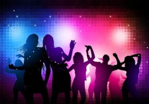 Как научиться современно танцевать дома под клубную музыку?